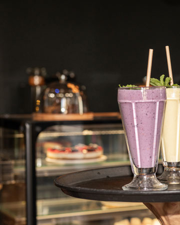 Farbige Frappees werden serviert