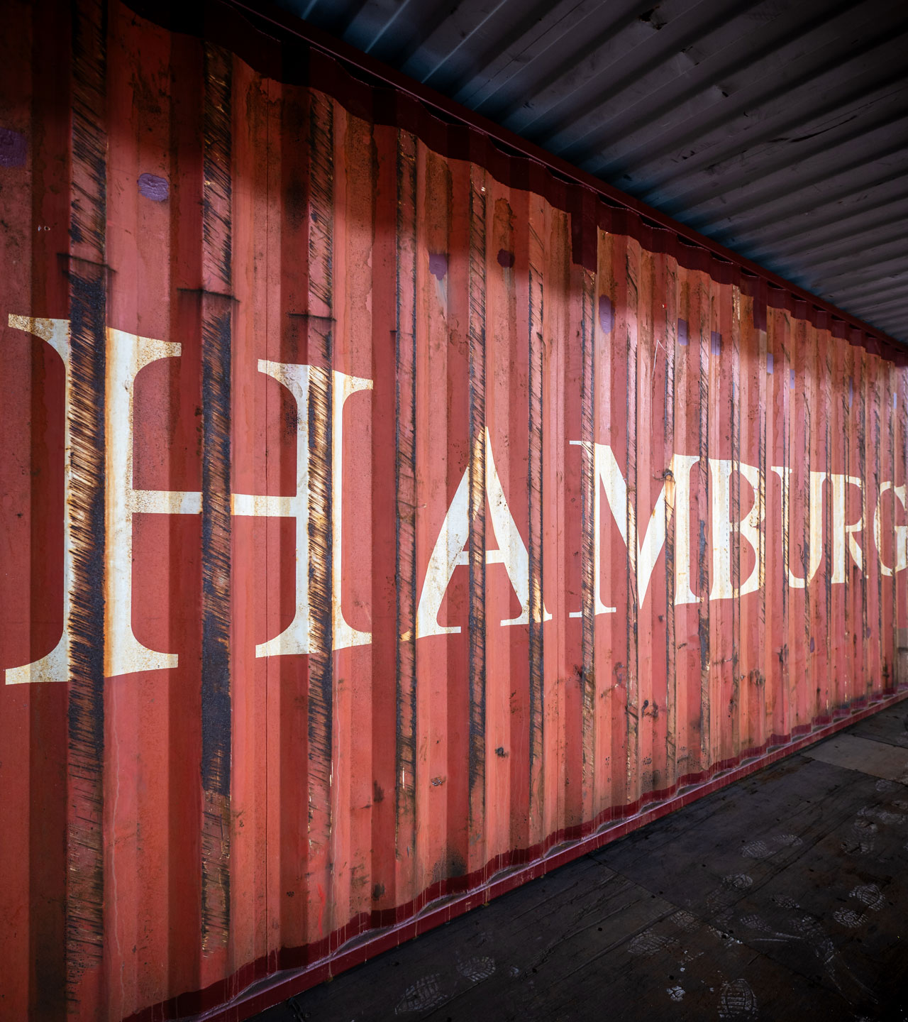 Roter Container mit dem Schriftzug ‹Hamburg›