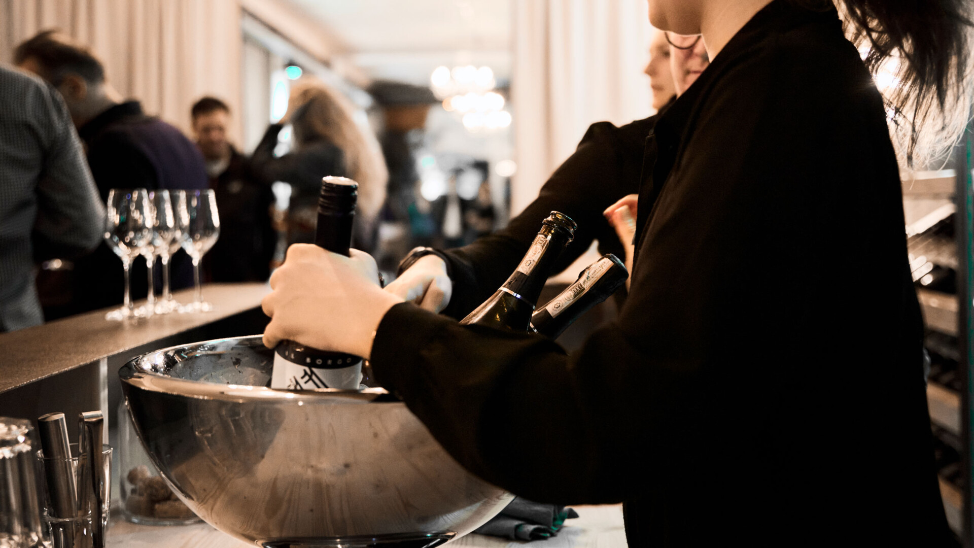 Service im Kargo mit Champagner