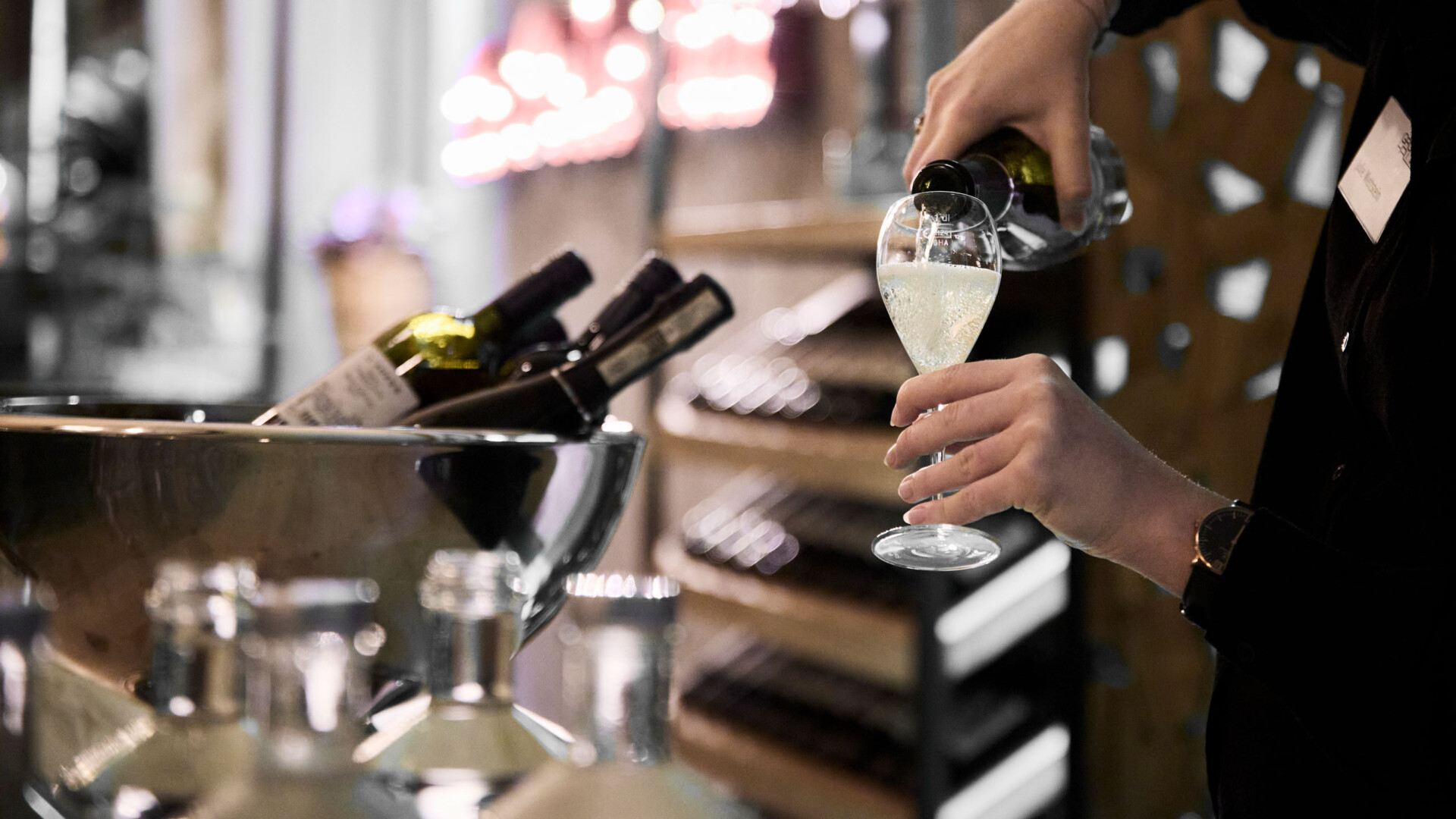 Wein wird eingeschenkt